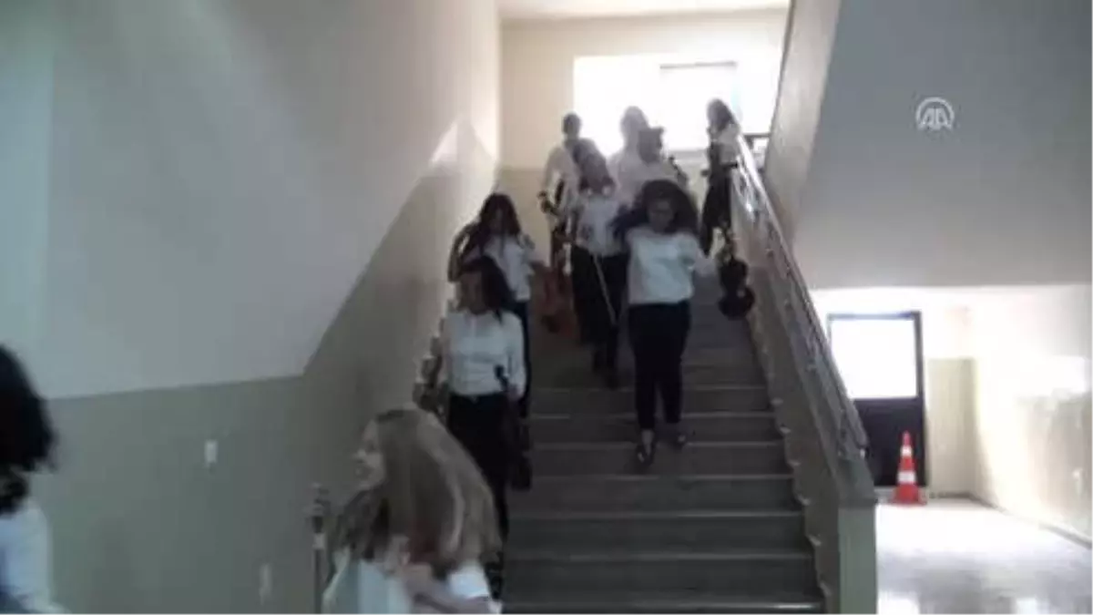 Geleceğin Sanatçılarını Keşfediyor