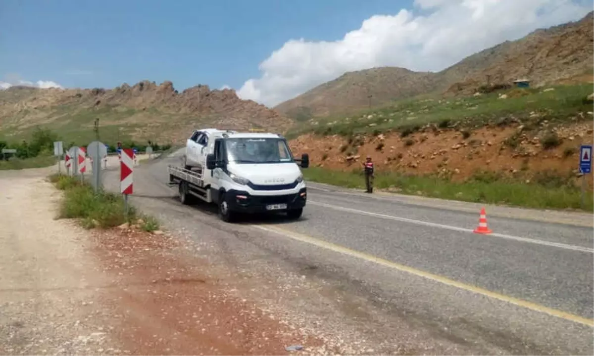 Hasankeyf'te Otomobil Takla Attı: 1'i Ağır 4 Yaralı