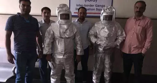 NASA'da Çalışıyoruz Diyen Dolandırıcı Baba-Oğul Uzay Giysileriyle Kameralar Önüne Çıkarıldı