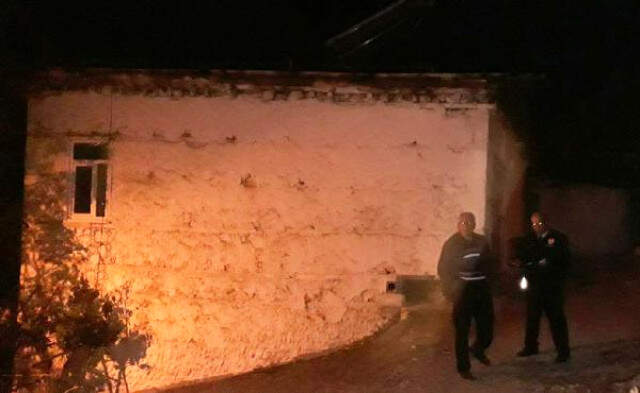 Polis Kan İzlerini Takip Etti, Evinde Bıçaklanan Yaşlı Adamın Cesedini Buldu