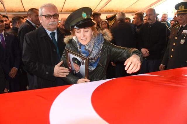 Şehit Eşini Başında Şapkası, Kucağında Fotoğrafıyla Uğurladı