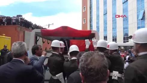 Şehit Eşini Başında Şapkası, Kucağında Fotoğrafıyla Uğurladı - 1 Şehit Eşini Başında Şapkası, Kucağında Fotoğrafıyla Uğurladı - 1