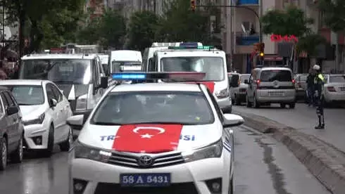 Şehit Eşini Başında Şapkası, Kucağında Fotoğrafıyla Uğurladı - 1 Şehit Eşini Başında Şapkası, Kucağında Fotoğrafıyla Uğurladı - 1