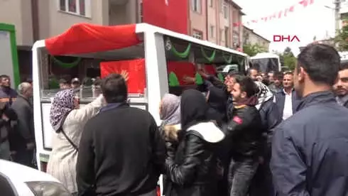 Şehit Eşini Başında Şapkası, Kucağında Fotoğrafıyla Uğurladı - 1 Şehit Eşini Başında Şapkası, Kucağında Fotoğrafıyla Uğurladı - 1