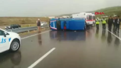 Ankara'da Mahkumları Taşıyan Askeri Araç Takla Attı: 3 Asker ve 2 Mahkum Yaralandı