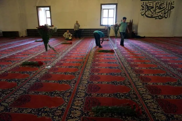 Cuma Namazını Çiçekler Arasında Kıldılar