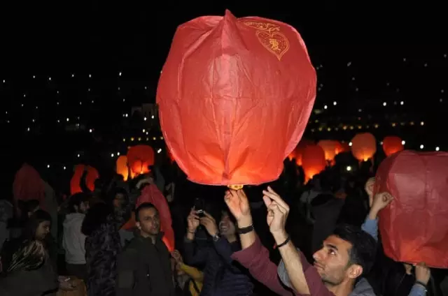 Diyarbakır'da Gökyüzü Dilek Balonlarıyla Aydınlandı