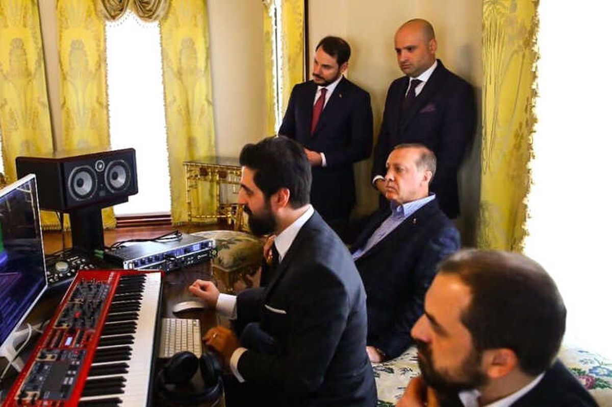 Yeni Seçim Şarkısının Mimarı, Erdoğan ile Çalışmasının Fotoğrafını Paylaştı