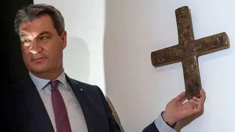 Kültür Şöleni'nde Eyalet Başbakanına Eleştiri Kültür Şöleni'nde Eyalet Başbakanına Eleştiri
