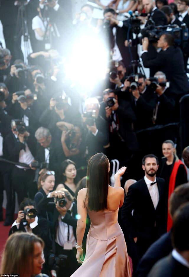 Bella Hadid, Kırmızı Halıda Güzelliğiyle Herkesi Büyüledi