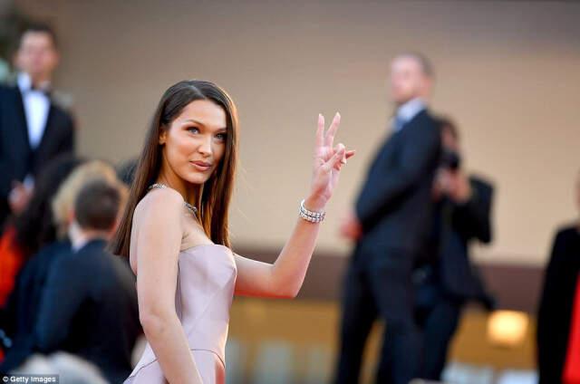 Bella Hadid, Kırmızı Halıda Güzelliğiyle Herkesi Büyüledi