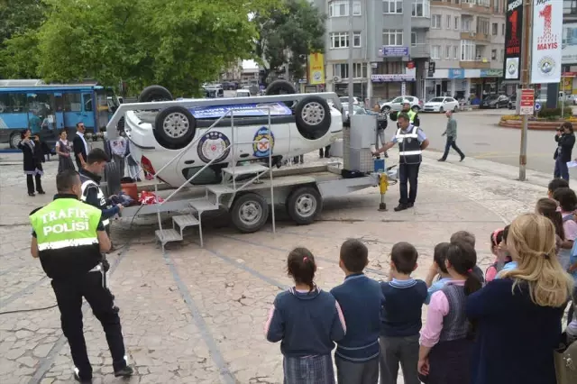 Keşan'da Emniyet Kemerinin Önemi Simülatör Araçla Anlatıldı