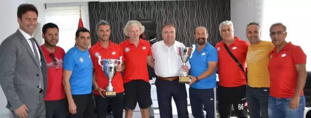 Masterler Şampiyonasında Türkiye Üçüncüsü Olan Didim Masterler Takımından Kaymakama Ziyaret Masterler Şampiyonasında Türkiye Üçüncüsü Olan Didim Masterler Takımından Kaymakama Ziyaret
