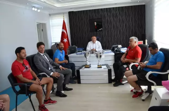 Masterler Şampiyonasında Türkiye Üçüncüsü Olan Didim Masterler Takımından Kaymakama Ziyaret Masterler Şampiyonasında Türkiye Üçüncüsü Olan Didim Masterler Takımından Kaymakama Ziyaret