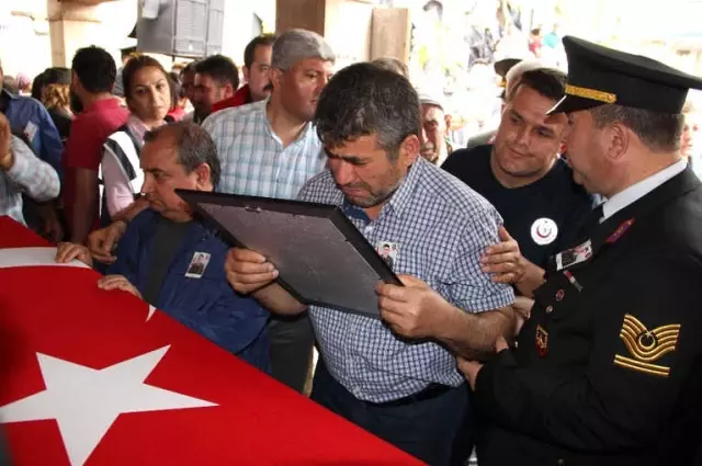 Şehidin Eşinden Kamuflajlı Son Bakış Şehidin Eşinden Kamuflajlı Son Bakış