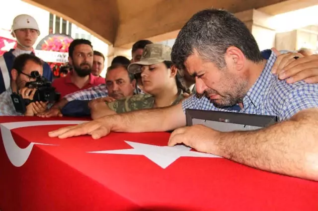 Şehidin Eşinden Kamuflajlı Son Bakış Şehidin Eşinden Kamuflajlı Son Bakış