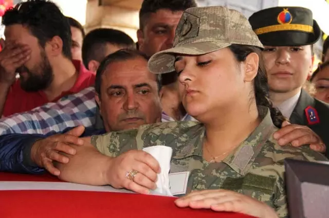 Şehidin Eşinden Kamuflajlı Son Bakış Şehidin Eşinden Kamuflajlı Son Bakış