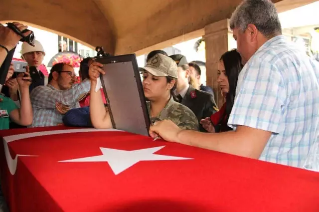 Şehidin Eşinden Kamuflajlı Son Bakış Şehidin Eşinden Kamuflajlı Son Bakış