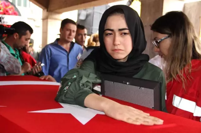 Şehidin Eşinden Kamuflajlı Son Bakış Şehidin Eşinden Kamuflajlı Son Bakış