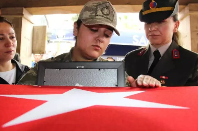 Şehidin Eşinden Kamuflajlı Son Bakış Şehidin Eşinden Kamuflajlı Son Bakış
