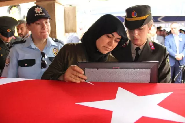 Şehidin Eşinden Kamuflajlı Son Bakış Şehidin Eşinden Kamuflajlı Son Bakış