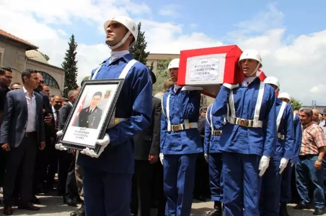 Şehidin Eşinden Kamuflajlı Son Bakış Şehidin Eşinden Kamuflajlı Son Bakış