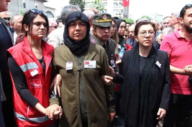 Şehidin Eşinden Kamuflajlı Son Bakış Şehidin Eşinden Kamuflajlı Son Bakış