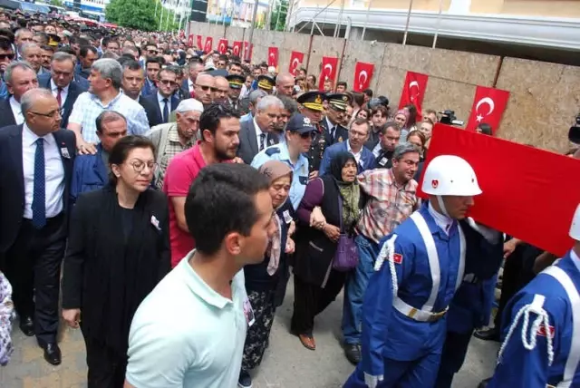 Şehidin Eşinden Kamuflajlı Son Bakış Şehidin Eşinden Kamuflajlı Son Bakış