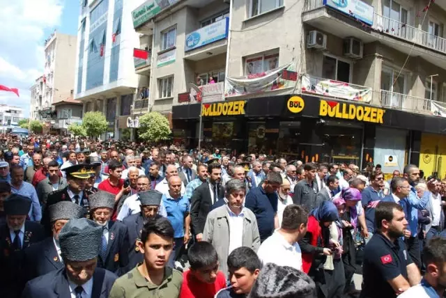 Şehidin Eşinden Kamuflajlı Son Bakış Şehidin Eşinden Kamuflajlı Son Bakış