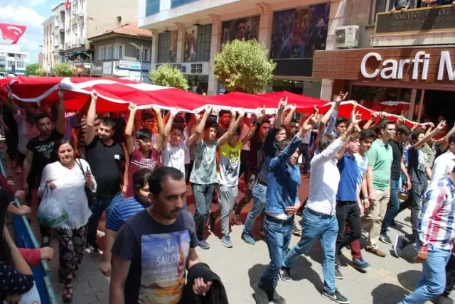 Şehidin Eşinden Kamuflajlı Son Bakış Şehidin Eşinden Kamuflajlı Son Bakış