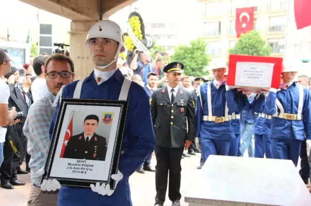 Şehidin Eşinden Kamuflajlı Son Bakış Şehidin Eşinden Kamuflajlı Son Bakış