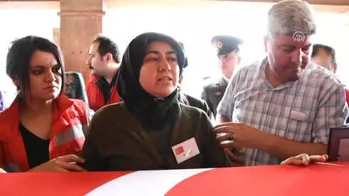 Şehit Jandarma Astsubay Kozak Son Yolculuğuna Uğurlandı (2) Şehit Jandarma Astsubay Kozak Son Yolculuğuna Uğurlandı (2)