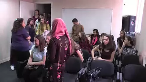 Tika ve Yee'den Üsküp'te Türkçe Kursları Tika ve Yee'den Üsküp'te Türkçe Kursları