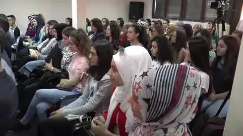 Tika ve Yee'den Üsküp'te Türkçe Kursları Tika ve Yee'den Üsküp'te Türkçe Kursları