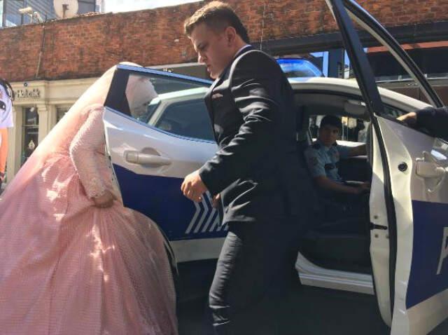 Düğüne Gideceklerdi, Karakola Gittiler