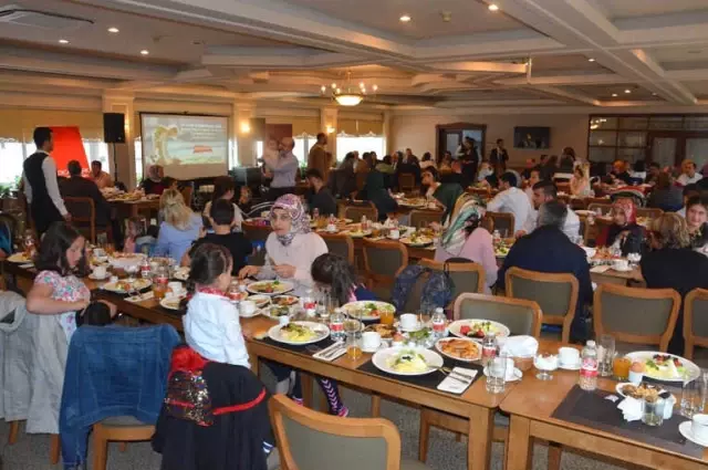 Tüp Bebek Sahipleri Anneler Gününde Bir Araya Geldi Tüp Bebek Sahipleri Anneler Gününde Bir Araya Geldi