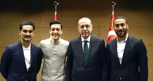 Cumhurbaşkanı Erdoğan ile Fotoğraf Çektiren İlkay Gündoğan ve Mesut Özil Almanya'da Tepki Çekti Cumhurbaşkanı Erdoğan ile Fotoğraf Çektiren İlkay Gündoğan ve Mesut Özil Almanya'da Tepki Çekti