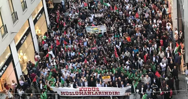 ABD'nin Büyükelçiliğini Kudüs'e Taşıması ve İsrail Katliamları Taksim'de Protesto Edildi ABD'nin Büyükelçiliğini Kudüs'e Taşıması ve İsrail Katliamları Taksim'de Protesto Edildi