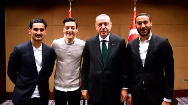 Almanya Futbol Federasyonu Dfb, Mesut Özil ve İlkay Gündoğan'ı Erdoğan'ın 'Seçim Kampanyasına Alet... Almanya Futbol Federasyonu Dfb, Mesut Özil ve İlkay Gündoğan'ı Erdoğan'ın 'Seçim Kampanyasına Alet...
