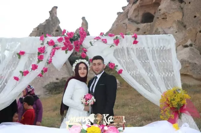 Genç Çiftler Nikah Kıydırmak İçin Arzu ve Kamber Kayalığını Seçiyor