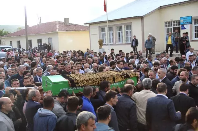 Kazada Hayatını Kaybeden AK Parti'li Bingöl Son Yolculuğuna Uğurlandı Kazada Hayatını Kaybeden AK Parti'li Bingöl Son Yolculuğuna Uğurlandı