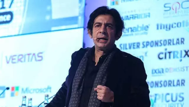 Okan Bayülgen Tiyatro Oyunlarını Milli Yas Nedeniyle Erteledi Okan Bayülgen Tiyatro Oyunlarını Milli Yas Nedeniyle Erteledi
