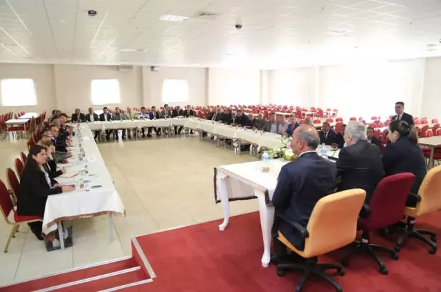 Vali Kamçı Felahiye ve Özvatan'da Muhtarlarla Buluştu Vali Kamçı Felahiye ve Özvatan'da Muhtarlarla Buluştu