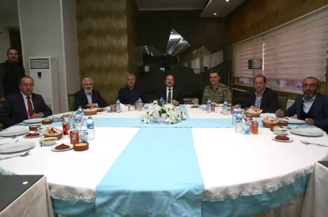 Vali Pehlivan Bayburtspor'un Yemeğine Katıldı