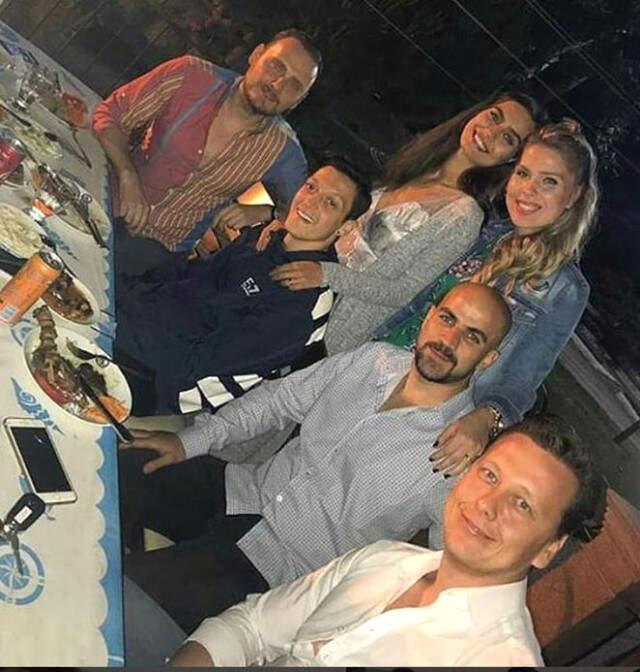 Amine Gülşe'nin Ailesi, Müstakbel Damatları Mesut Özil'i Ağırladı