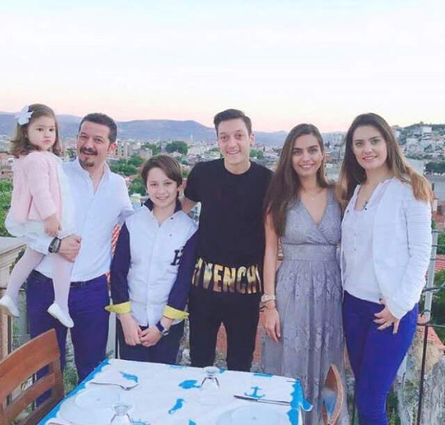 Amine Gülşe'nin Ailesi, Müstakbel Damatları Mesut Özil'i Ağırladı