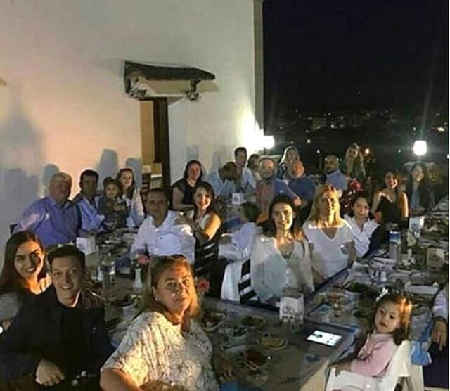 Amine Gülşe'nin Ailesi, Müstakbel Damatları Mesut Özil'i Ağırladı