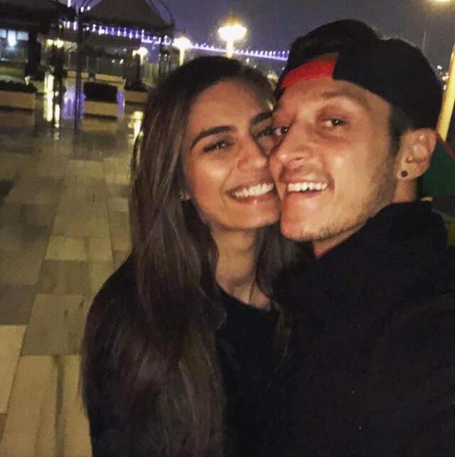 Amine Gülşe'nin Ailesi, Müstakbel Damatları Mesut Özil'i Ağırladı