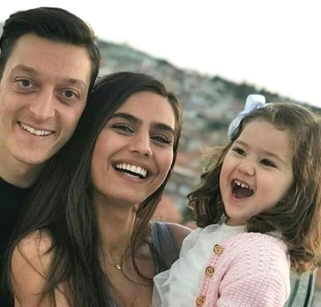 Amine Gülşe'nin Ailesi, Müstakbel Damatları Mesut Özil'i Ağırladı
