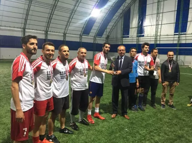 Aslanapa'da Kurumlar Arası Halı Saha Turnuvası